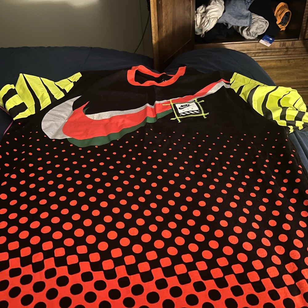 New never been worn, multicolor Nike tee